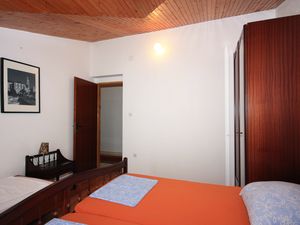 23933143-Ferienwohnung-8-Supetar-300x225-4