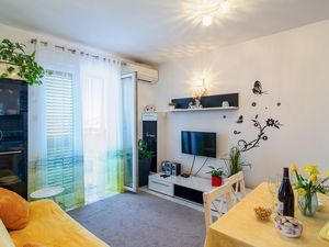 24005397-Ferienwohnung-4-Supetar-300x225-3