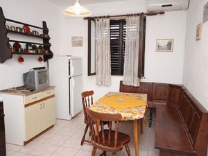 18322011-Ferienwohnung-6-Supetar-300x225-1