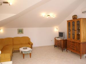 18323521-Ferienwohnung-6-Supetar-300x225-2