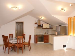 18323521-Ferienwohnung-6-Supetar-300x225-3