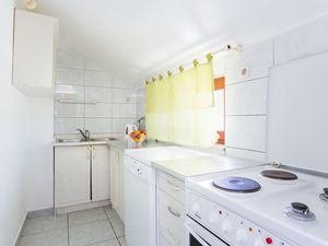 18692784-Ferienwohnung-6-Supetar-300x225-5