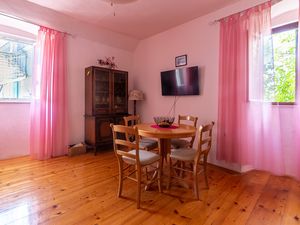 18956375-Ferienwohnung-4-Supetar-300x225-5