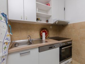 18956406-Ferienwohnung-3-Supetar-300x225-2