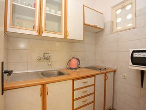 21865289-Ferienwohnung-6-Supetar-300x225-3