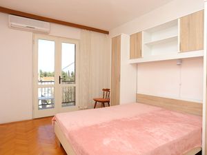 21865289-Ferienwohnung-6-Supetar-300x225-4