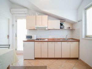 21965779-Ferienwohnung-3-Supetar-300x225-4