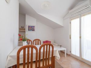 21965777-Ferienwohnung-4-Supetar-300x225-3