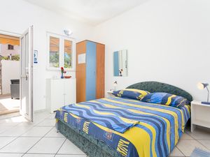 23539286-Ferienwohnung-2-Supetar-300x225-3