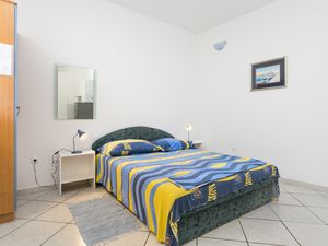 23539286-Ferienwohnung-2-Supetar-300x225-4