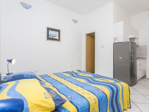 23539286-Ferienwohnung-2-Supetar-300x225-5