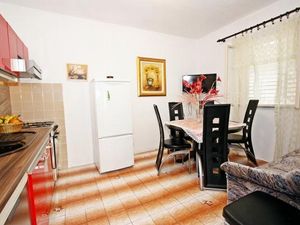 23964521-Ferienwohnung-8-Supetar-300x225-2