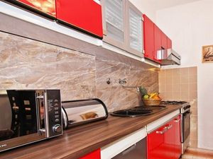 23964521-Ferienwohnung-8-Supetar-300x225-4