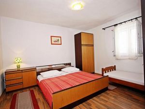 23964521-Ferienwohnung-8-Supetar-300x225-5