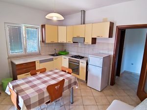 23968318-Ferienwohnung-3-Supetar-300x225-2