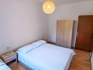 23968318-Ferienwohnung-3-Supetar-300x225-5