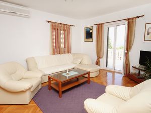 23928647-Ferienwohnung-6-Supetar-300x225-1