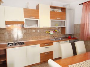 23928647-Ferienwohnung-6-Supetar-300x225-5