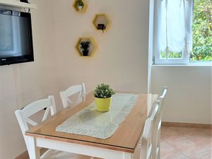 23928657-Ferienwohnung-3-Supetar-300x225-3