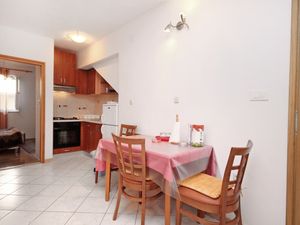 23928926-Ferienwohnung-3-Supetar-300x225-3