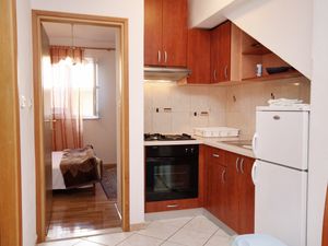 23928926-Ferienwohnung-3-Supetar-300x225-4