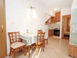 23928927-Ferienwohnung-3-Supetar-300x225-2