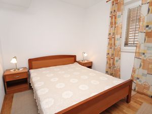 23928927-Ferienwohnung-3-Supetar-300x225-5