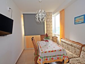 23928666-Ferienwohnung-6-Supetar-300x225-3