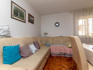 23931161-Ferienwohnung-6-Supetar-300x225-1