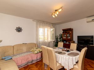 23931161-Ferienwohnung-6-Supetar-300x225-3