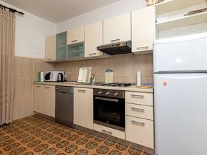 23931162-Ferienwohnung-10-Supetar-300x225-5