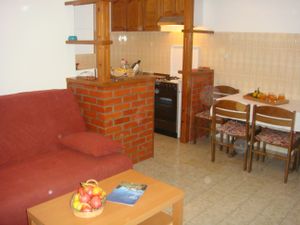 23931684-Ferienwohnung-5-Supetar-300x225-3