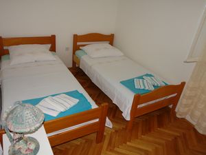 23931684-Ferienwohnung-5-Supetar-300x225-5