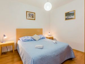 23932446-Ferienwohnung-2-Supetar-300x225-5