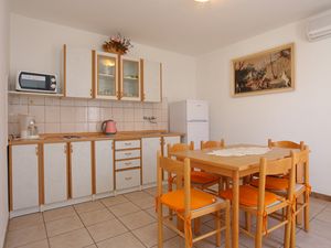 23932562-Ferienwohnung-6-Supetar-300x225-2