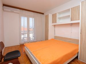 23932562-Ferienwohnung-6-Supetar-300x225-5