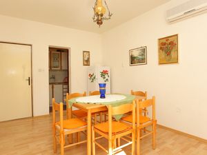 23932561-Ferienwohnung-6-Supetar-300x225-2