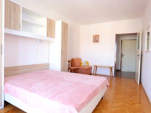 23932561-Ferienwohnung-6-Supetar-300x225-5