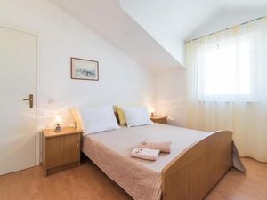 23932600-Ferienwohnung-3-Supetar-300x225-5