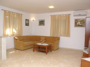 23927646-Ferienwohnung-5-Supetar-300x225-1