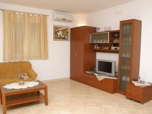 23927646-Ferienwohnung-5-Supetar-300x225-2