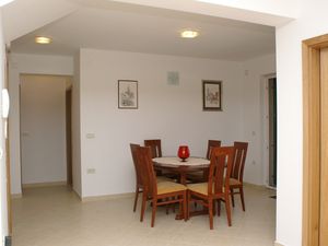 23927646-Ferienwohnung-5-Supetar-300x225-3