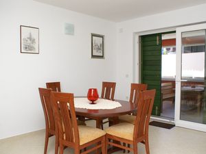 23927646-Ferienwohnung-5-Supetar-300x225-4