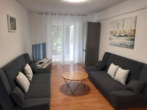 24025346-Ferienwohnung-8-Supetar-300x225-1