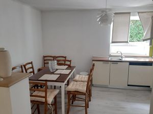 24025346-Ferienwohnung-8-Supetar-300x225-2