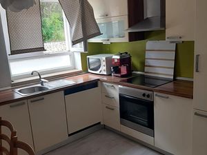 24025346-Ferienwohnung-8-Supetar-300x225-4