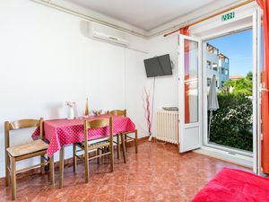 23932712-Ferienwohnung-3-Supetar-300x225-2