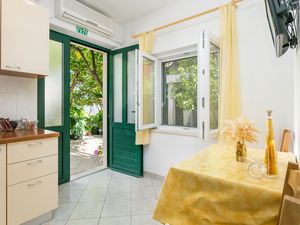 23932714-Ferienwohnung-2-Supetar-300x225-1