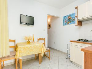 23932714-Ferienwohnung-2-Supetar-300x225-2