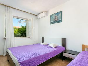 24036422-Ferienwohnung-3-Supetar-300x225-3